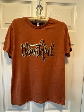 Love in Faith Thankful T-Shirt 
Size: Medium 
Color: Burnt Orange